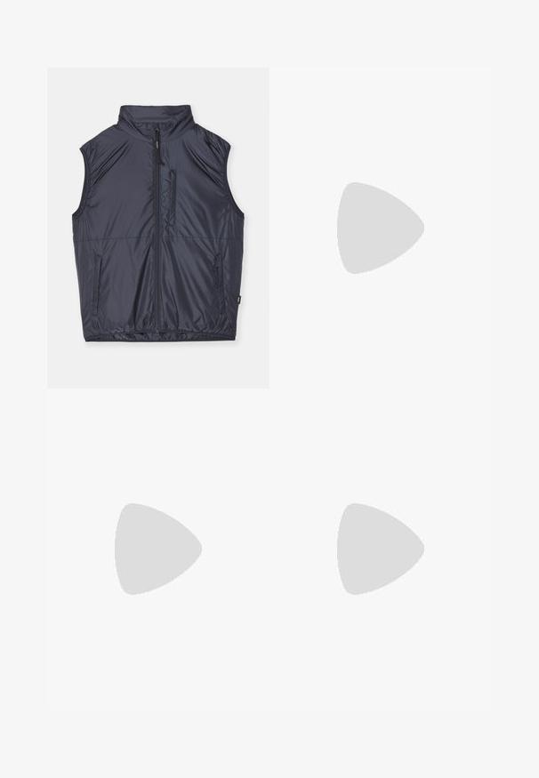 ASPESI JIL - Smanicato - navy; Maglione lavorato a maglia color crema con colletto polo, polsini e orlo a coste, dotato di patta frontale e texture morbida.; T-shirt blu navy a maniche corte con scritta bianca "neanche per sogno" centrata sul petto, colletto girocollo, taglia media.; Jeans in denim blu scuro a gamba dritta con bottone frontale, zip, doppie tasche anteriori e pieghe verticali visibili lungo le gambe.; Mocassini neri in pelle con una texture liscia, punta arrotondata e una striscia decorativa sulla tomaia. Tacco basso impilato, design minimalista.; Borsa a tracolla in pelle nera con chiusura a patta, hardware in tonalità argento e due accenti tondi. Dotata di una tracolla removibile. Texture liscia.