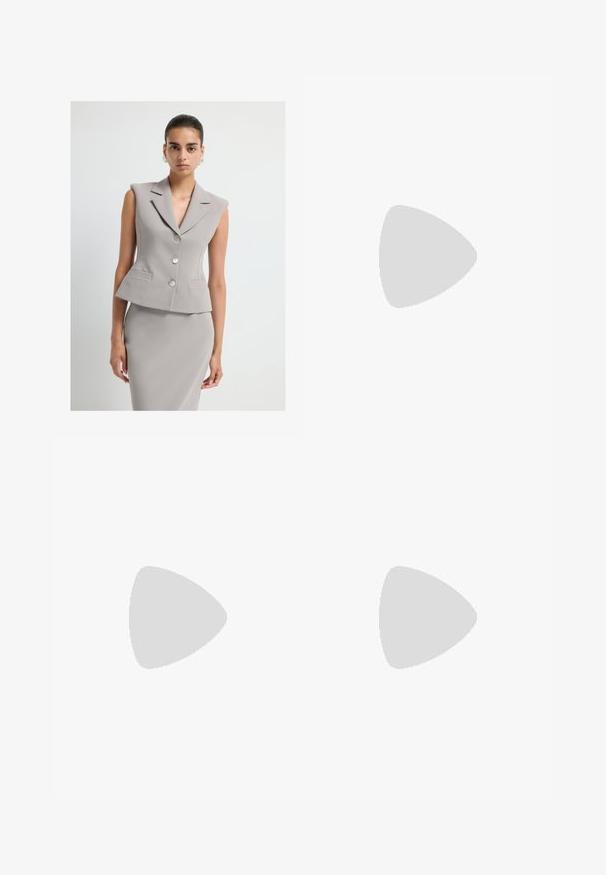 Harmaa ilmanhihaista bleiseriä, jossa on taitettu kaulus, kaksinkertainen napitus ja kaksi etutaskua. Sujuva, rakenteellinen kangas, joka on muotoiltu istuvaksi.; Valkoinen lyhythihainen T-paita, joka on tehty puuvillasta. Siinä on pyöreä kaula-aukko ja rento malli. Silkkinen pinta ilman näkyviä kuvioita tai koristeita.; Valkoiset leveälahkeiset housut, jotka on valmistettu kevyestä kankaasta. Niissä on joustava vyötärö ja nauha säädettävää istuvuutta varten. Sileä pinta.; Stradivarius Matalavartiset tennarit - white