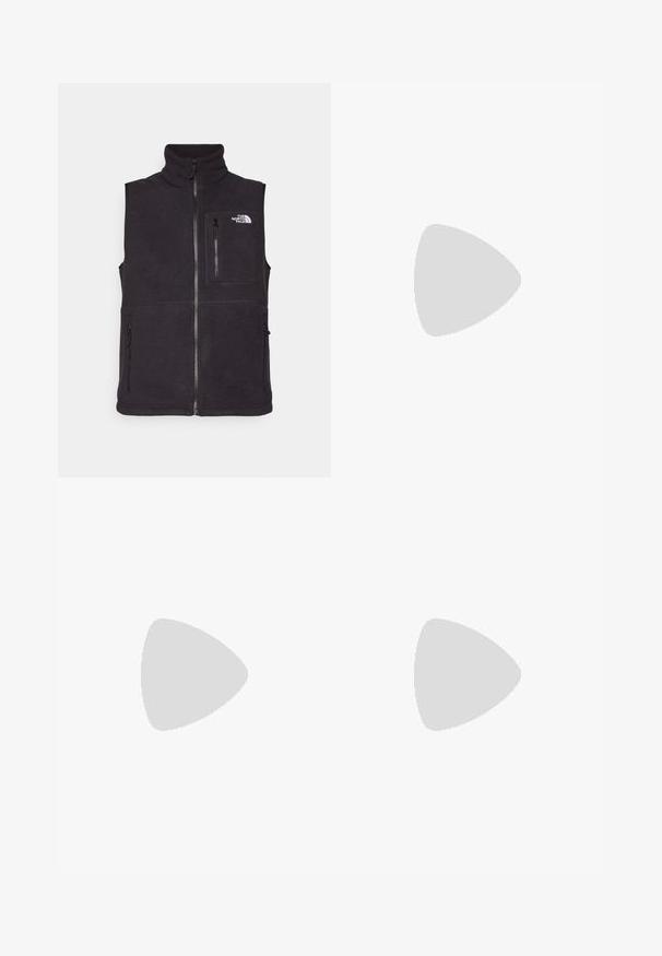 Črna flisova brezrokavnik z visokim ovratnikom, sprednjo zadrgo in dvema stranskima žepoma z zadrgo. Ima tudi žep na prsih z zadrgo in logotip na sprednji strani.; Črna kratko sleeved majica iz bombaža, s krožnim izrezom in majhnim belim logotipom na zgornjem levem delu prsnega koša.; Črne atletske hlače iz lahkega materiala, ki imajo elastični pas z vezalko, stranske žepe in zožene manšete na gležnjih.; Črne tekaške čevlje za trail s teksturirano zgornjega dela, gumijastim podplatom in ojačanim zaključkom prstov. Vključuje oblazinjen ovratnik in zanko za enostavno obuvanje.