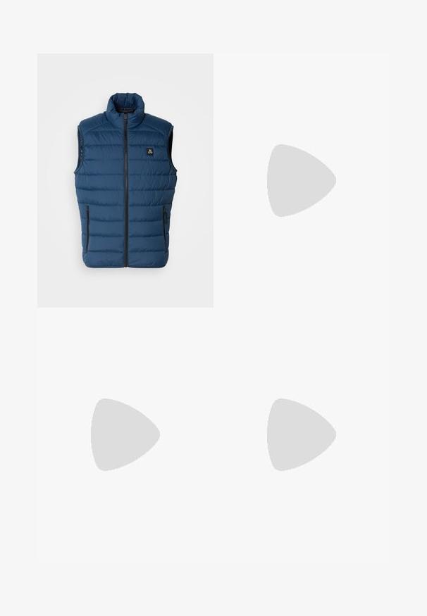 Tums zilas mīkstinātas vestes ar augstu apkakli, priekšējo rāvējslēdzēju un divām sānu kabatām. Uzkuma ar logo uz krūtīm un strukturētu apdari.; Zila un baltā svītru garām piedurknēm krekls izgatavots no kokvilnas, ar pogājamu apkakli, priekšējām pogām un nelielu izšūtu logotipu uz krūtīm.; Bežīgas bikses ar gludu tekstūru, taisnas kājas, divas aizmugurējās kabatas ar pogām un standarta jostas vietu.; Melni sporta apavi ar baltu zoli, kas peld virs bēša tekstūrēta paklāja netālu no apaļa koka galda ar sakrautiem grāmatām.