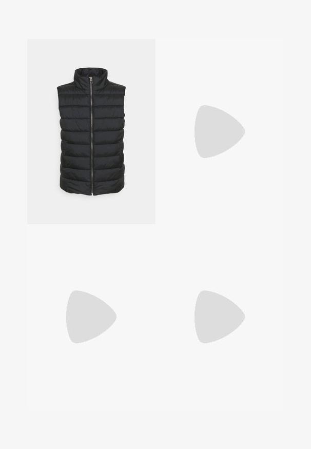 Schwarze gepolsterte Weste mit hohem Kragen, ausgestattet mit einem zentralen Reißverschluss und einem horizontalen Steppmuster. Das Material wirkt glatt und leicht.; Weißes kurzärmliges T-Shirt aus Baumwolle mit Rundhalsausschnitt und lockerer Passform. Glatte Textur, ohne sichtbare Muster oder Akzente.; Schwarze weite Hose aus weichem Stoff mit elastischem Bund und verstellbarem Kordelzug, ausgestattet mit Seitentaschen und glatter Textur.; Schwarze Leder-Ankle-Boots mit schnürbarem Vorderteil, gelben Nähten, runder Zehenpartie und dicker, strukturierter Gummisohle.