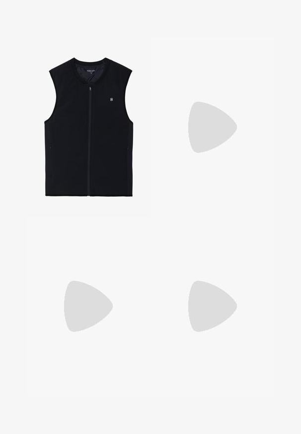 Juodas zip-up liemenė be rankovių, pagaminta iš lygios medžiagos. Turi šonines kišenes, aukštą apykaklę ir mažą logotipą ant krūtinės.; Juodas trumpas rankovės sportinis marškinėliai, pagaminti iš lygaus, tamprumo audinio. Su apvaliu kaklu ir minimalia ženklinimo detale krūtinėje.; Juodi sportiniai šortai su elastingu juosmeniu, sluoksniuota konstrukcija ir prigludusia vidine pamušalu. Lygus paviršius, sukurtas patogumui.; Balti sportiniai bateliai su pilku tinkleliu, mėlynas ZoomX putų vidurinės dalies padas ir išgaubtas padas, užtikrinantis didesnį varomumą ir komfortą.