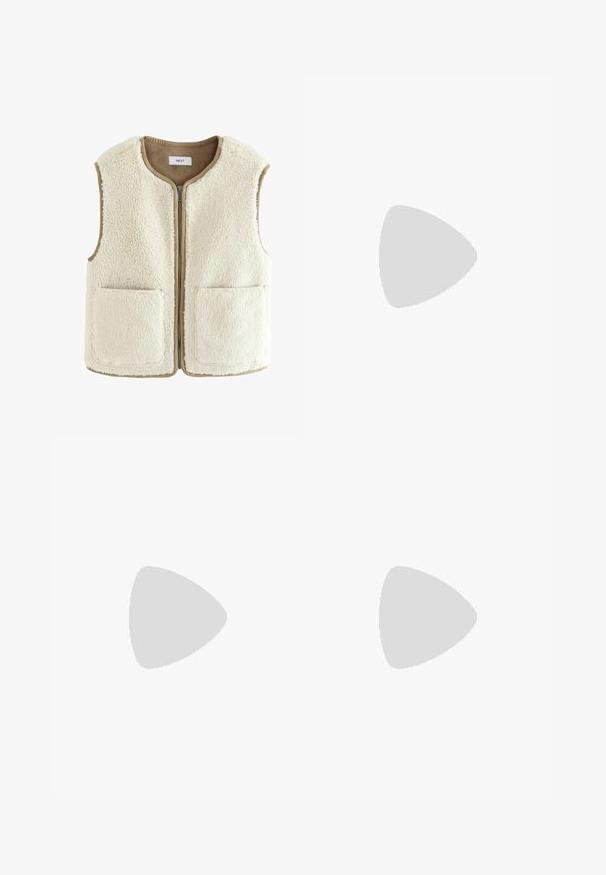 Cremefarvet faux fur vest med lynlås foran, rund hals og to forlommer. Kanter med en kontrasterende beige kant. Blød tekstur hele vejen igennem.; Hvid fitted top lavet af ribbet stof med cap sleeves og samlede detaljer i siderne for tekstur og form.; Hvide brede bukser lavet af letvægtsstof, med elastisk talje, snøre og sidelommer uden synlige mønstre.; Klart hælet sandal med en gennemsigtig overdel, beige fodseng og en slank ankelrem. Har en spids tå og en tynd høj hæl.