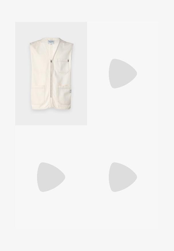 Beige ujjatlan mellény, amely pamutból készült, elöl cipzárral, két nagy elülső zsebbel és egy kis címkével a jobb alsó oldalon.; Fehér pamut póló rövid ujjakkal, kerek nyakkivágással és egy kis, hímzett kék "C" logóval a bal mellrészen.; Fehér pamut cargo nadrág, laza szabású. Jellemzői közé tartozik az elülső zsebek, az arany színű fémalkatrészek és a megerősített térd részek.; Világoskrém színű sneaker fekete háromsávos dizájnnal, textúrált felsőrésszel, kerek orral és gumitalppal. Felszereltsége közé tartozik a fűzés és a logó az oldalán.