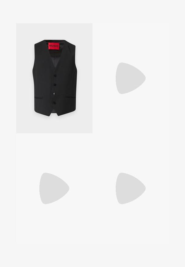 Schwarze Anzugweste mit glatter Textur, V-Ausschnitt-Design, fünf Knöpfen vorne und zwei Seitentaschen. Das Etikett zeigt "HUGO" in Rot.; Zwei schwarze Baumwoll-T-Shirts mit Rundhals, kurzen Ärmeln und blauen "HUGO"-Labels an den Kragen und seitlichen Säumen.; Schwarze weit geschnittene Hosen mit flachem Bund, zwei seitlichen Taschen, gefaltetem Design und einem kontrastierenden roten Innenbund.; Schwarze Lederloafers mit einem strukturierten Vorderteil und glatten Seiten. Sie verfügen über einen schmalen Absatz und eine Schlaufe an der Rückseite für einfaches Anziehen. Klassisches Design.