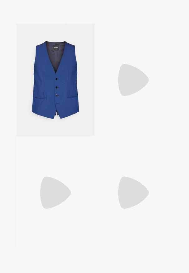 Blå väst med djup V-ringning, fem svarta knappar, sidofickor och en slät yta. Etiketten säger "BOSS."; BOSS TEE - T-shirt - bas - open white; Beiga bomullbyxor med rak benform, utrustade med knappstängning och veck framtill för extra detalj.; Vita lädersneakers med grå mockadetaljer och en tab i brunt läder på hälen. Har en strukturerad yta och en lätt sula.