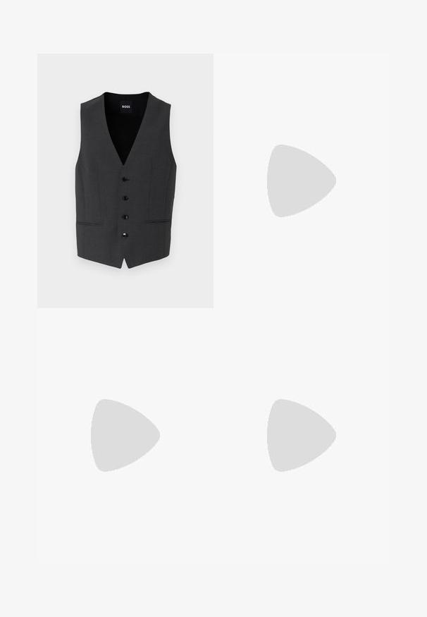 Mörkgrå väst med smal passform, femknappsstängning, snedställda lapeller och två framfickor. Tillverkad av ett texturerat tyg. Varumärkesetikett: BOSS.; Svart polotröja i mjukt stickat material. Har långa ärmar och en figurnära design med ribbad krage och fåll. Minimal varumärkesprofil.; Svarta byxor med skräddarsydd passform, med en mjuk textur och rak bendesign. Midjan har bälteshål och en ren finish.; Svart lackläderskor med rund tå, snörning och slät, blank yta. Har en låg gummisula.