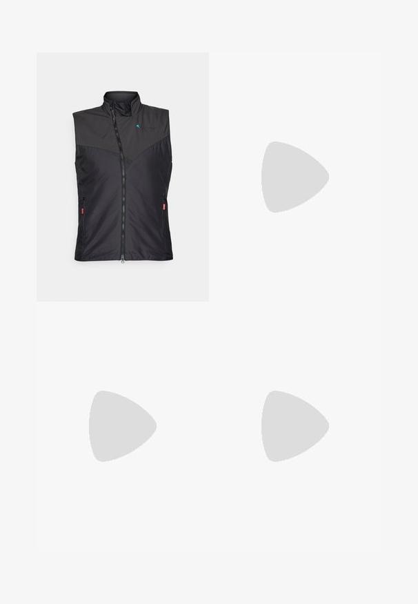 Colete isolado preto com gola alta, fecho de zíper, bolsos laterais e detalhes em malha na parte da frente. Design leve e elegante.; Camisa técnica de manga longa em azul marinho escuro, com um corpo texturizado, bolso de tecido contrastante e logótipo Peak Performance no peito.; Calças de exterior para homens, cinza escuro, feitas de material flexível, com cinto, bolsos com fecho éclair e costuras reforçadas.; Sapatilha de trail running Columbia em bege claro e cinza. Parte superior em malha com detalhes texturizados, sola de borracha e acabamentos refletivos. Design leve.