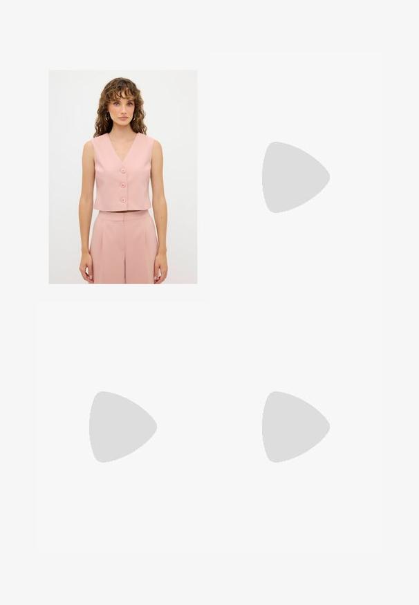 Jasnoróżowy bezrękawnik typu cropped z dekoltem w kształcie litery V i czterema guzikami z przodu. Gładka tkanina bez wzorów; zestawiony z dopasowanymi spodniami o wysokim stanie.; Biała koszulka z krótkim rękawem, wykonana z bawełny. Posiada okrągły dekolt i luźny krój. Gładka faktura bez widocznych wzorów czy akcentów.; Białe szerokie spodnie wykonane z lekkiego materiału, z elastyczną talią i sznurkiem do regulacji fasonu. Gładka tekstura.; Stradivarius - Sneakersy niskie