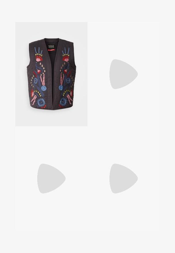 Čierna prešívaná vesta s farebnými vyšívanými kvetinovými vzormi v červenej, modrej, ružovej a žltej farbe. Žiadne gombíky ani uzávery nie sú viditeľné.; Biela bavlnená tričko s potlačou ilútrácie dvoch žien v mestských módnych štýloch so psom na prechode a mestskými budovami.; Tmavomodré široké džínsy z denimu s vysokým pásom, zdobené oranžovým šitím, päť vreckovým dizajnom a zapínaním na gombík.; Biele nízke tenisky s čiernym pätkovým dielom, platformovou podrážkou, šnúrkami a logom "CK" značky Calvin Klein na boku.; Strieborné kruhové náušnice s hladkým, lesklým povrchom. Kolový tvar a bezpečné klikanie na uzatváranie. Ľahký dizajn vhodný na každodenné nosenie.