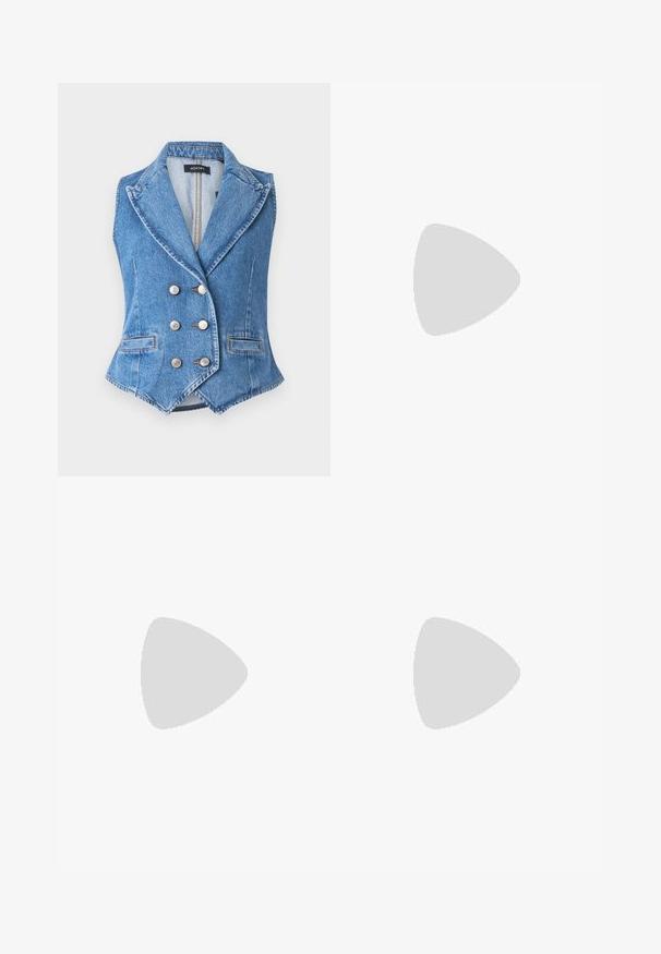 Blå denim vest med en dobbeltknappet design, spisse krager, sølvknapper og frontlommer. Teksturert stoff og kontrastsøm.; Krémfarget ermeløs topp med V-hals og rynkedetaljer på sidene, laget av mykt, elastisk materiale. Lappen leser "ANNA FIELD."; Lyseblå vide jeans laget av denim, med standard glidelås, fem lommer og en falmet finish med subtile bleke detaljer.; Blå slingback hæle med spids tå, der har tekstureret stof med geometriske mønstre, en lille hæl og en dekorativ spænde detalje.
