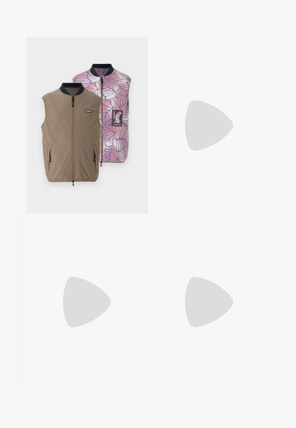 Umkehrbare Weste aus braunem Stoff mit Seitentaschen; die Innenseite zeigt ein pink-blaues Spinnennetzmuster und ein Markenlogo-Patch.; Weißes Baumwoll-T-Shirt mit einem schwarz-weißen Panda-Graphic, der einen Nike-Sneaker hält, mit einem grünen Nike-Logo darüber.; Cargo-Hosen aus einem strukturierten taupefarbenen Stoff, mit mehreren Seitentaschen, einem geraden Bein-Design und verstellbaren Riemen am Saum.; Grauer Sportschuh mit einem Obermaterial aus Mesh und Wildleder, weißen Akzenten, einer gepolsterten Sohle und einem charakteristischen Design mit reflektierenden Elementen.