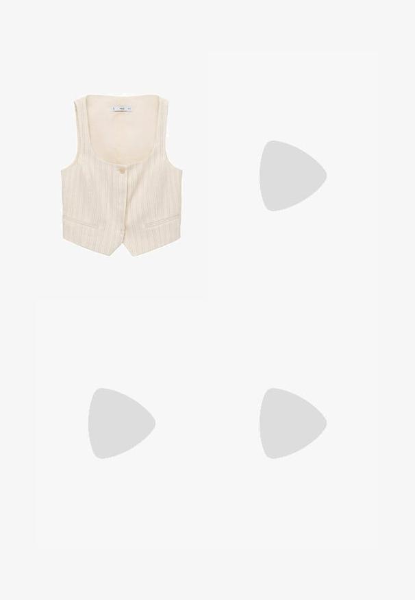 Beige vest med lodrette striber, knappelukning og to frontlommer. Udhøvningen er bred, og stoffet ser tekstureret ud.; Hvid kortærmet t-shirt lavet af bomuld. Har en rund halsudskæring og en afslappet pasform. Glat tekstur uden synlige mønstre eller detaljer.; Sorte wide-leg denim bukser med høj talje, der har front- og baglommer, syede sømme og en knaplukning. Glat tekstur.; Sort skridsandal med to guldspænder, glat tekstureret materiale, flad sål og et minimalistisk design.