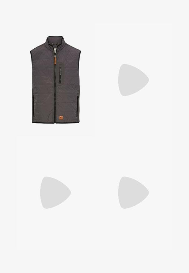 Foret grå vest med høj krave, lynlåslukning foran og sidelommer. Har tekstureret stof med et geometrisk mønster og læderlogo.; Tre hvide ribbede tanktops lavet af bomuld. Har en rund hals og små sorte mærker nær sømmen. Fås i flere størrelser.; Sort og hvid kortærmet skjorte med logo mønster, khaki shorts og sorte høj-top sneakers. Beige bucket hat og snore synlige.; Brune læder mokkasiner med frynseakkenter, tekstureret overflade og kontrasterende gul syning langs den sorte gummisål. Sidevinkel.