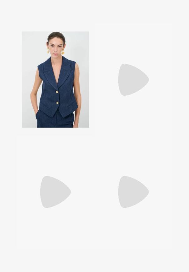 adL WITH FLOTILLA - Väst - navy blue; Två ribbade linnen: ett ljusblått och ett vitt. Båda har en rundad halslinje och en figursydd silhuett som framhäver tygets struktur.; Ljusblå denimjeans med hög midja, smal ben, fem fickor och en enda knappstängning. Texturerad tyg med lätt blekning.; Ljust rosa läderballerinor med rund tå, liten brun klack och en dekorativ rosett framtill. Slät textur och enkel design.