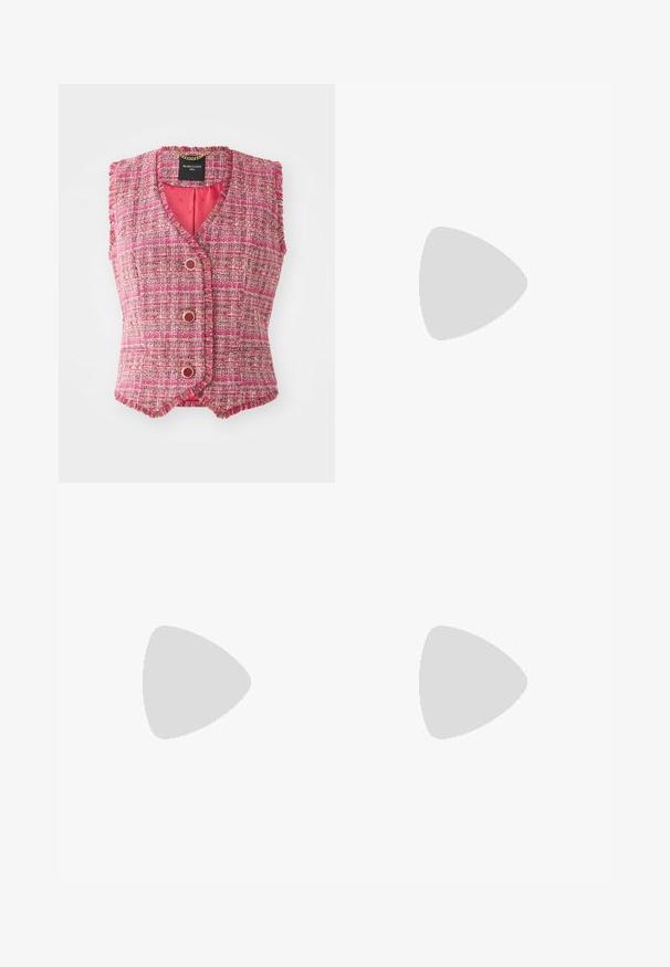Růžová tkaná bezrukávová vesta s výstřihem do V, zdobená zlatými knoflíky a texturovaným povrchem. Uvnitř podšita jednobarevnou růžovou látkou.; Dlouhý rukáv s límcem, s černo-bílým zebrovým vzorem na průhledné látce. Ruchové akcenty na výstřihu a rukávech.; Černé široké kalhoty vyrobené z hladké, lesklé látky, s elastickým pasem bez viditelných kapes nebo kovových detailů.; Černé kožené tenisky s bílými gumovými podrážkami, s hladkým povrchem, zaoblenou špičkou a plochými tkaničkami. Nosené s světle modrými džínami.