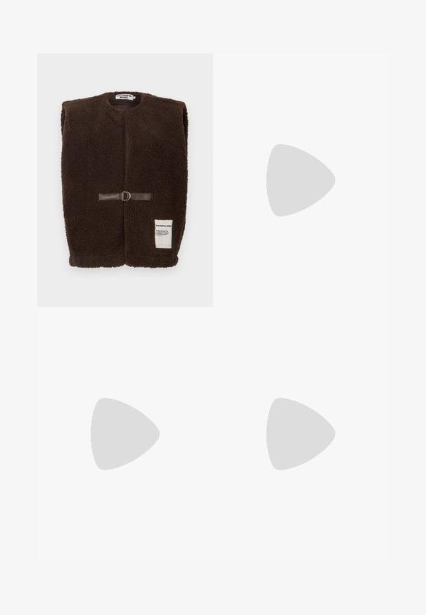 Brun fleeceväst med rund halsringning, framknäppning med ett brunt läderrem och metallring, samt en liten vit etikett längst ner.; Svart sweatshirt med rund halsringning, avslappnad passform, sänkt axelsöm, ribbade muddar och en strukturerad tygkvalitet. Minimalistisk design utan mönster.; Svarta vida byxor med en volang vid midjan, med två sidofickor och ett slätt, lätt tyg. Inga synliga mönster eller detaljer.; Svarta snörskor med en tjock sula, med överdel i slät läder, rund tå och en distinkt lagerdesign på plattformen.