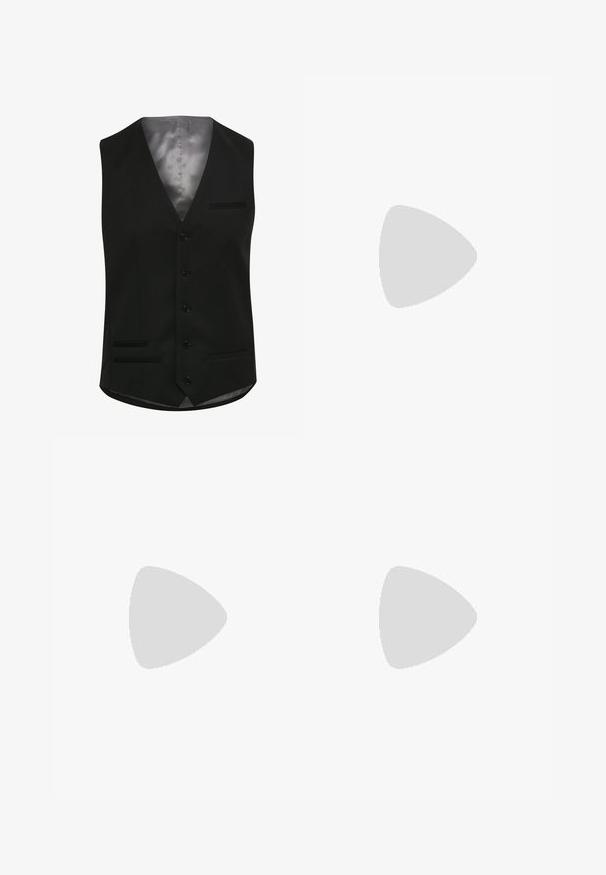 Schwarze Weste mit einem glatten Satinfutter, ausgestattet mit sechs Knöpfen, zwei Fronttaschen und einem V-Ausschnitt-Design. Taillierte Form mit klassischer Passform.; Schwarzes T-Shirt mit kurzen Ärmeln aus Baumwolle, mit Rundhalsausschnitt und einem kleinen, auf der Brust gestickten Logo. Glatte Textur, normale Passform.; Schwarze Hose mit geradem Schnitt, aus einem glatten Stoff gefertigt. Verfügt über Vorderfalten und einen einzelnen Knopfverschluss an der Taille.; Schwarze Lederloafers mit glatter Oberfläche, ausgestattet mit einem dekorativen Riemen und Kontrastnähten, kombiniert mit beigen Hosen.