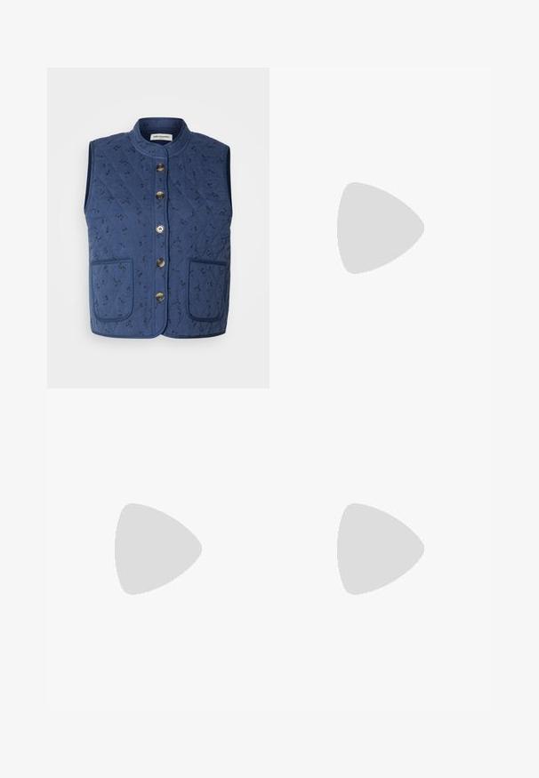 Lollys Laundry VEST - Liemenė - blue; Balta medvilnės marškinėliai be rankovių su plačiu kaklu ir plonomis petnešėlėmis. Lygus paviršius be matomų raštų ar papuošimų.; Šviesiai mėlynos plačios kojų džinsai, pagaminti iš denimo. Turi aukštą liemenį, mygtukų užsegimą ir matomą siuvimą. Priekyje nematyti kišenių.; Ruda odinė kantri batai su smailiu būtų pirštu, siuvinėtais spiralės raštais ant viršaus ir su kamščiu blokuotu kulnu. Yra tamprių užtraukių, kad būtų lengviau užsidėti.; Kepurinės akys su gradientiniais rudais lęšiais, apvalios formos, ir auksinės spalvos metaliniais akcentais ant šventinių.