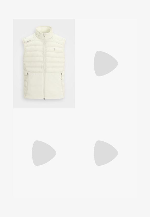 Gilet rembourré blanc avec un col montant, une fermeture éclair à l'avant, des poches latérales et un subtil design matelassé ; présente un petit logo sur la poitrine.; T-shirt en coton blanc avec un col rond, des manches courtes et un petit logo marine sur la poitrine gauche. Texture lisse, design simple.; Chinos blancs en coton, avec une coupe plate, passants de ceinture, deux poches latérales et une poche arrière. Texture lisse avec une jambe droite.; Baskets blanches avec des accents en cuir vert et une semelle en caoutchouc beige. Présente un corps en tissu et un logo bien visible sur le côté. Design à lacets.