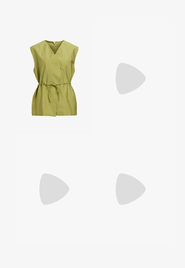 Object Smanicato - mosstone; Top nero, elasticizzato e senza maniche con una texture liscia, dotato di scollo largo e orlo svasato, progettato per un fit rilassato.; Pantaloni neri a gamba larga realizzati in tessuto leggero, con una vita elastica e un cordino per una vestibilità regolabile. Texture liscia.; Stivale in pelle verniciata nera alto fino al ginocchio, con punta affusolata, tacco basso e doppi cinturini vicino alla caviglia. Finitura liscia e lucida.