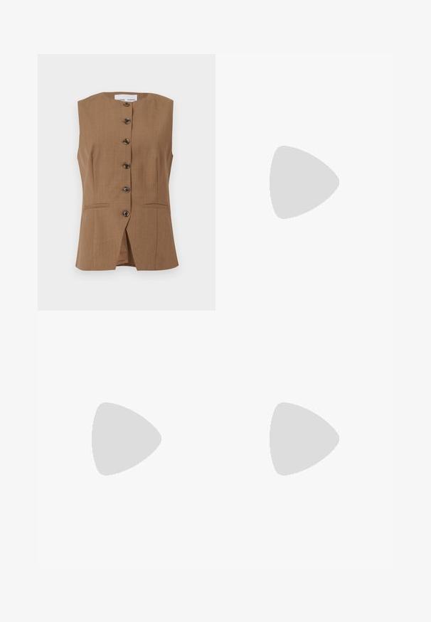 Gilet marrone senza maniche con collo alto, sei bottoni scuri sul davanti e due tasche inclinate. Tessuto liscio e strutturato.; Maglietta grigia a maniche lunghe con colletto a scallop e polsini accentuati in pizzo, caratterizzata da un motivo testurizzato.; Pantaloni sartoriali grigio chiaro con una texture liscia, davanti plissettato e design a gamba dritta. Presentano passanti per cintura e una finitura lucida.; Mocassini in pelle marrone scuro con texture a coccodrillo, tacco basso e dettagli cuciti sul davanti per un design maggiormente elaborato.