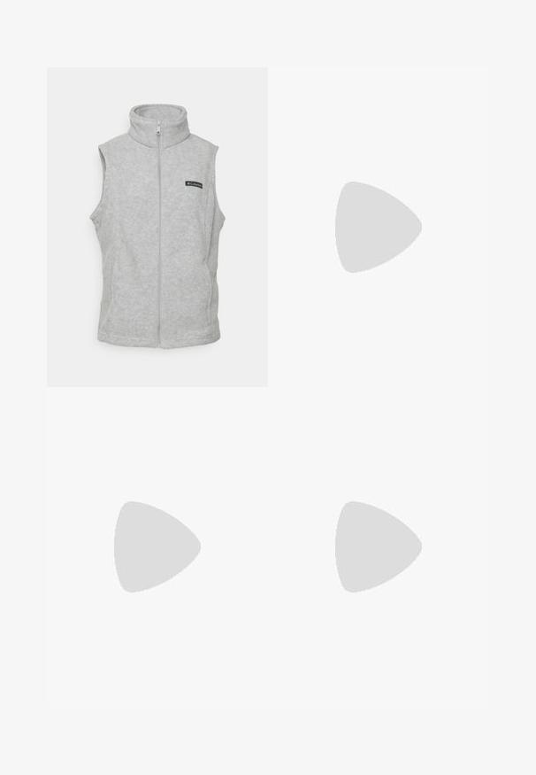 Harmaa fleece-viitta, jossa on korkea kaulus, kokopitkä vetoketju ja ei-sivuja. Rintataskussa on pieni musta etiketti. Pehmeä rakenne.; Vaaleanharmaa lyhythihainen t-paita, joka on valmistettu pehmeästä kankaasta. Ominaisuuksiin kuuluu pyöreä kaula-aukko ja pieni tummansininen logo vasemmassa rintapielessä. Rentoa istuvuutta.; Tummansiniset housut, jotka on valmistettu sileästä kankaasta. Niissä on edessä nappikiinnitys, slim fit -malleista, ja polvissa on taitteet.; Musta vaelluskenkä, jossa on puolivartinen muotoilu, jolle on ominaista teksturoitu päällinen, harmaat yksityiskohdat ja kestävä kumipohja, jossa on pitoita lisääviä lukuja.