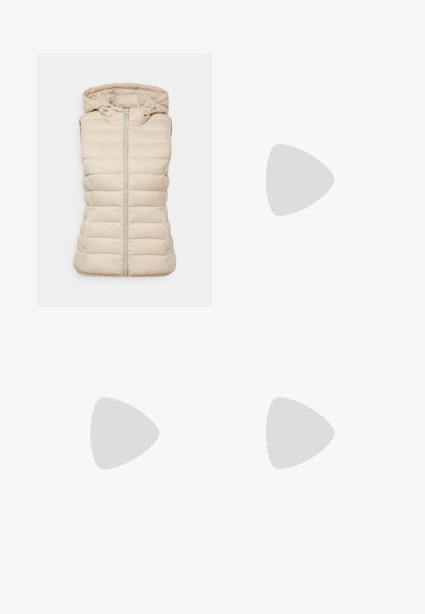 Beige, gepolsterte Weste mit Kapuze, zentralem Reißverschluss, gestepptem Design und ohne Ärmel, aus leichtem Stoff gefertigt.; Schwarzes kurzärmliges T-Shirt aus Baumwolle. Verfügt über einen Rundhalsausschnitt, einen lässigen Schnitt und einen sauberen Saum ohne sichtbare Muster oder Beschläge.; Schwarze weit geschnittene Hose mit einem gerüschten Bund, ausgestattet mit zwei Seitentaschen und einem glatten, leichten Stoff. Keine sichtbaren Muster oder Beschläge.; Schwarze Schnürsneaker mit einer klobigen Sohle, ausgestattet mit einem glatten Leder-Obermaterial, runder Zehenpartie und markantem, geschichteten Plattformdesign.