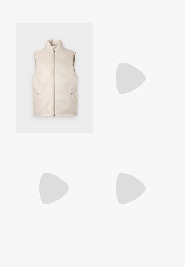 Bež brezrokavnik iz puhaste tkanine z visokim ovratnikom, sprednjo zadrgo in dvema stranskima žepoma, s gladko teksturo in minimalističnim dizajnom.; Bela bombažna srajca z dolgimi rokavi in okroglo ovratnikom, z bočnimi razporki na dnu in gladko teksturo, prikazana s hrbtne strani.; Svetlo modre denim kavbojke s ravno nogavico, petimi žepi, z gumbom za zapiranje, minimalnim zbledelostjo in kontrastnimi šivi.; Bela športna obutev z gladkim usnjenim zgornjim delom in nizkim profilom. Ima zaokrožen nos, šest lukenj za vezalke in teksturiran gumijast podplat.