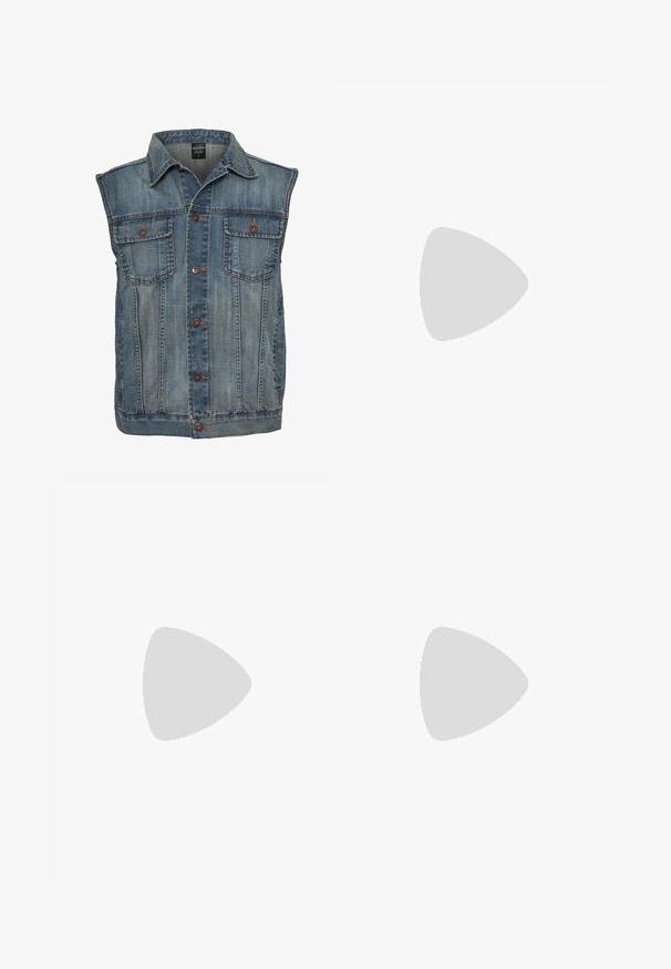 Jeansweste in verblasstem Blau mit ärmellosem Design. Verfügt über zwei Brusttaschen, Metallknöpfe und einen kragenlosen Halsausschnitt. Strukturiertes Gewebe.; Bershka EMBROIDERED SHORT SLEEVE  - Hemd - white; Bershka WIDE-LEG - Stoffhose - white; Schwarze Leder-Schnürschuhe mit glatter Oberfläche, abgerundeter Zehenpartie und einer gummierten, flachen Sohle. Minimalistisches Design ohne zusätzliche Verzierungen.