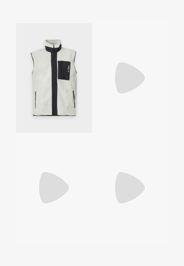 Colete de fleece sem mangas com fecho completo à frente, bolso preto no peito do lado esquerdo e detalhes em preto à volta dos fechos e do colarinho.; T-shirt branco de manga curta em textura canelada. Gola redonda, ajuste descontraído, sem padrões ou detalhes visíveis. Design simples e versátil.; Jeans soltos de cor cinza claro feitos de denim. Apresentam um design clássico de cinco bolsos, passadores para cinto e uma silhueta de perna reta.; Sapatilha de estilo retro com parte superior em suede branco e bege, detalhes em preto, atacadores brancos e logo "Jack & Jones EST. 1990" na lateral.
