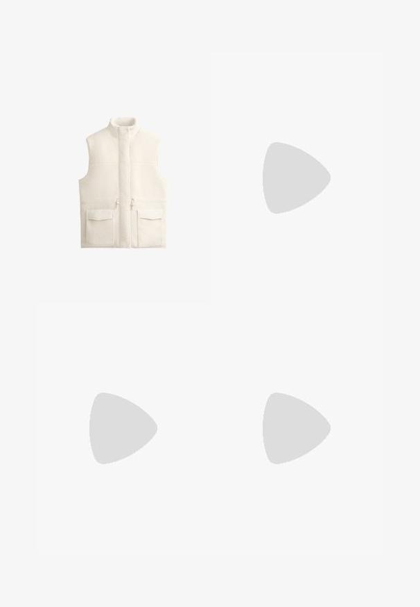 Weißer Fleece-Weste mit hohem Kragen, Reißverschluss und zwei großen Fronttaschen, die eine weiche Textur und ein sauberes, minimalistisches Design aufweist.; Kurzärmliges, gestreiftes Oberteil in Creme und Marineblau, mit rundem Halsausschnitt und kastiger Form aus strukturiertem Stoff.; Weite Jeans aus off-white Denim. Hoch tailliertes Design mit Knopfverschluss, zwei Fronttaschen und kontrastierenden Stickdetails.; Weiße, marineblaue und hellblaue Wildleder-Sneaker mit dicker Sohle und aufgesticktem rundem Logo an der Seite.