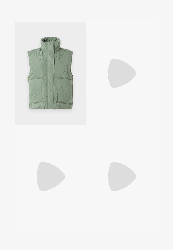 Világoszöld, steppelt ujjatlan mellény magas gallérral, elülső zsebekkel és egy elülső átlapoló résszel, amely eltakarja a cipzárt.; Fekete, rövid ujjú póló, kerek nyakkal, puha pamutból készült. Egyszerű dizájn, nincs látható logó vagy minta.; Fekete pliszírozott nadrág gumis derekkal. Széles lábakkal rendelkezik, sima, texturált anyagból készült, függőleges csíkokkal.; Fekete, térdig érő csizma, puha nubukbőrből, vastag fekete gumitalppal és enyhén lekerekített orral. Varrat nélküli kialakítás és sima textúra jellemzi.