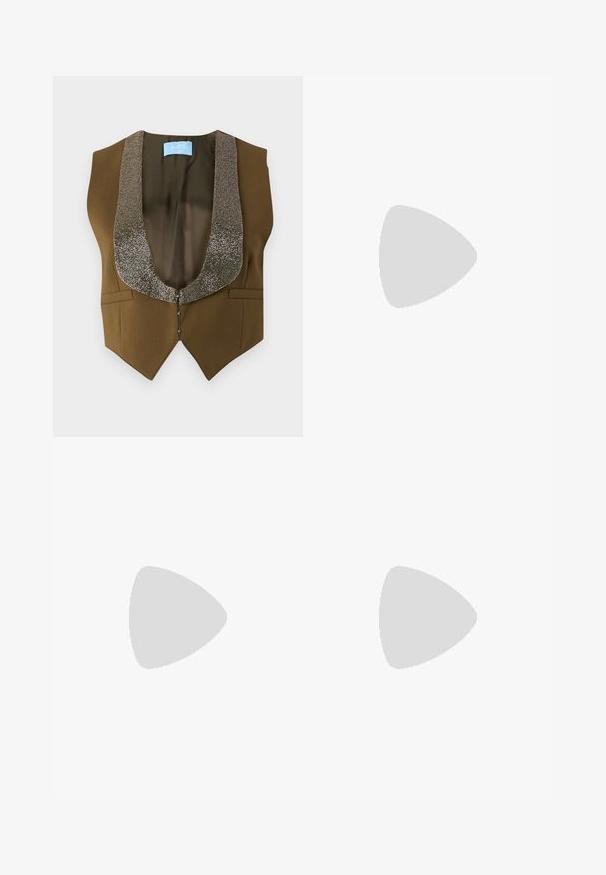 Gilet marrone con scollo a V profondo, rifinito con bordi in paillettes argentate e due tasche frontali. Presenta una chiusura a bottone in vita.; T-shirt bianca a maniche corte realizzata in tessuto a costine. Collo rotondo, vestibilità regolare e dettagli di cucitura sottili. Senza motivi o grafiche.; Gonna midi bianca in maglia con un motivo testurizzato a righe verticali e dettagli a taglio vicino all'orlo. Vita elasticizzata. Materiale morbido.; Pantofole da balletto nere in pelle con punta arrotondata, texture liscia, dettagli di cucitura minimi e design con suola flessibile.; Borsa a tracolla in pelle marrone con chiusura a pattina, hardware color oro, tracolla e una finitura liscia. Forma rettangolare compatta.