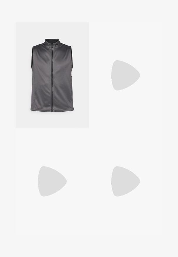 Gilet sans manches gris en tissu doux et texturé. Présente une fermeture éclair à l'avant et un col haut. Design simple sans accents supplémentaires.; T-shirt noir à manches longues en coton, avec un col ras du cou et deux impressions blanches du logo "SAMSØE" sur la zone du côté gauche de la poitrine.; Pantalons d'extérieur noirs en tissu lisse, avec poches latérales zippées, sections de genoux renforcées et une taille ajustable avec boucle.; Chaussure oxford en cuir noir avec un design à lacets, bout rond, semelle en caoutchouc plate et détails de surpiqûre discrets le long du dessus.