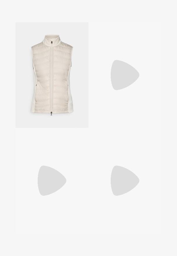 Beige ärmellose Weste mit gestepptem Muster auf der Vorderseite, glatten Seiten, hohem Kragen und Frontreißverschluss mit einem kleinen Ziehlappen.; Weißes Baumwoll-T-Shirt mit kurzen Ärmeln, das auf der Vorderseite ein schwarzes gesticktes "POLO"-Logo zeigt. Einfaches, kastiges Design.; Weite Jeans aus off-white Denim. Hoch tailliertes Design mit Knopfverschluss, zwei Fronttaschen und kontrastierenden Stickdetails.; Schwarze Plattformstiefel mit runder Zehenform, ausgestattet mit einem flauschigen, cremigen Kragen und Schnürdetails, kombiniert mit lockeren beigen Hosen auf einem Holzboden.