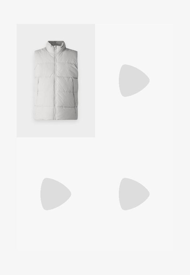 Only & Sons GLOBAL PUFFER  - Weste - cool grey; Weißes T-Shirt mit kurzen Ärmeln in gerippter Textur. Runder Ausschnitt, lockere Passform, keine sichtbaren Muster oder Akzente. Einfaches und vielseitiges Design.; Weiße Jogginghose aus weichem Stoff, mit elastischem Bund und Säumen, einer glatten Textur und lockerem Schnitt.; Cremefarbene Sneaker mit perforierten Details, Schnürsenkeln und Logo an der Seite, vor einem schlichten weißen Hintergrund präsentiert.