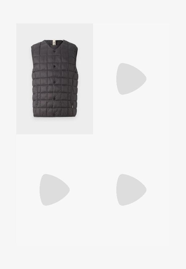 Only & Sons ONSGAVIN LIFE LIGHT QUILTED SNAP VEST - Brezrokavnik - phantom; Črna bombažna majica s krožno ovratnikom, kratkimi rokavi in majhnim belim logotipom na levem prsnem delu. Preprost dizajn, klasičen kroj.; Črne hlače iz trpežnega materiala, s krojem naravnih nog, našitki ter dvema sprednjima žepoma za funkcionalnost.; Črne semiš čipkaste čevlje z zaobljenim prstom, lahkotno kremasto podplat in subtilni modri šivi na zgornjem delu.
