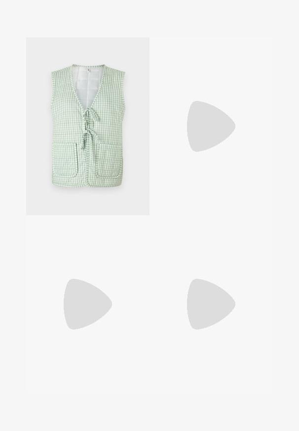 Quiltad väst i ljusgrön och vit rutigt mönster. Har en V-ringning, knytframslutning och två frampocket med rundade kanter.; Blommig blus med långa puffärmar, ljus krämfärgad bas, med lila, orange och gröna blommönster, samt klassisk krage.; Fållad maxikjol i livlig röd, rosa och brun blommönster. Elastisk midja och mjuk textur förbättrar komfort och stil.; Vit hög topp canvas sneaker med svart gummisulan, framsidan gummitåhätta och sex öglor för snören, med en ren, minimalistisk design.; Röd läderhandväska med en vinkelrät, geometrisk design. Har ett justerbart axelband och en klaffstängning med sydda detaljer.