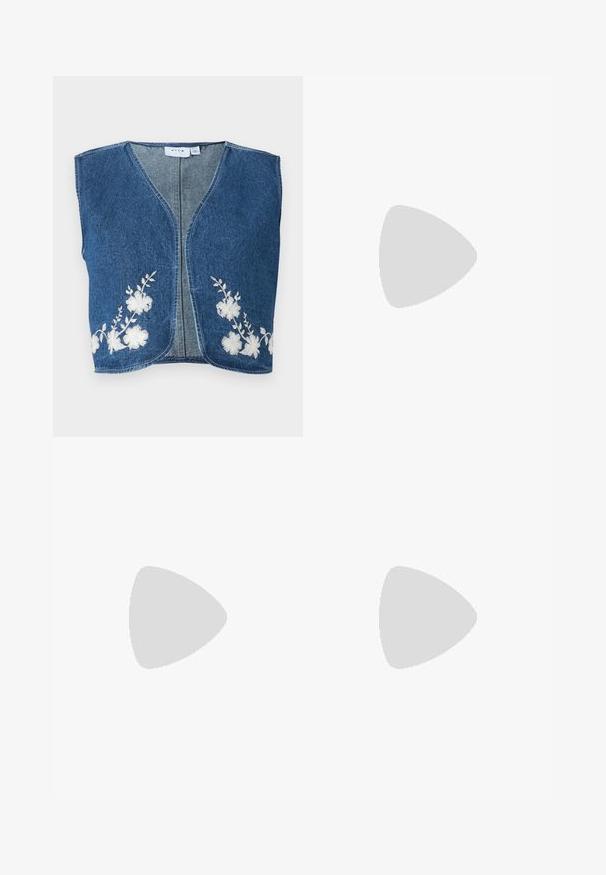 Τζην γιλέκο με V-λαιμόκοψη, διακοσμημένο με λευκή κεντημένη λουλούδι και στις δύο πλευρές. Μπλε ύφασμα με μεσαία υφή και ακατέργαστες άκρες.; Μαύρο μπλουζάκι από βαμβάκι, με κοντά μανίκια πάνω από ένα λευκό μπλουζάκι με μακριά μανίκια και διακριτό υφασμάτινο σχέδιο. Σχέδιο με στρογγυλή λαιμόκοψη.; Μαύροι πλισέ παντελόνια με ελαστική μέση. Διαθέτουν φαρδιά πόδια και μαλακό, υφασμάτινο υλικό με κατακόρυφες ρίγες.; Μαύρες ankle μποτές από λείο δέρμα με ελαστικές πάνελ, παχύ πλατφόρμα και μεταλλική μύτη.