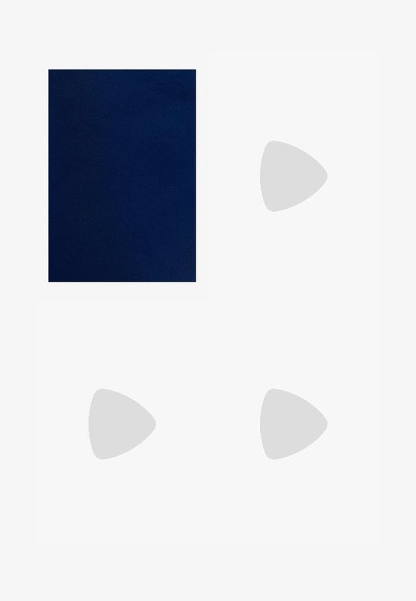 Touché Privé LIMITED EDITION - Strukirani kaput - navy blue; Asimetrična smeđa haljina s rebrastim uzorkom i dizajnom jednog ramena; uski korzet prelazi u široku suknju. Glatka tekstura kroz cijelu haljinu.; Zlatne metalik sandale s potpeticom koje imaju dizajn s trakama, kvadratnu blok potpeticu i podesivu naramenicu s kopčom. Glatka tekstura.; Zlatne okrugle naušnice s glatkom, sjajnom završnom obradom. Imaju polukružni oblik i sigurni sistem kopčanja na post.