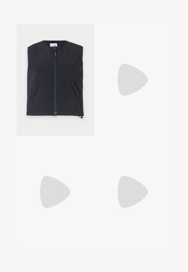 Steppweste in Schwarz mit hohem Kragen, Frontreißverschluss und seitlichen Taschen. Glatte Textur mit geschwungenen Nahtmustern. Mit dem Etikett "ASPESI."; FRAME LACE UP - T-Shirt basic - off white; Jeansrock mit einem Patchwork-Design in hell- und mittelblauen Abschnitten, ausgefransten Säumen und hoher Taille. Klassischer Fünf-Taschen-Stil.; Schwarze Leder-Ballettschuhe mit abgerundeter Spitze, glatter Textur, minimalen Nähdetails und einem flexiblen Sohlen-Design.