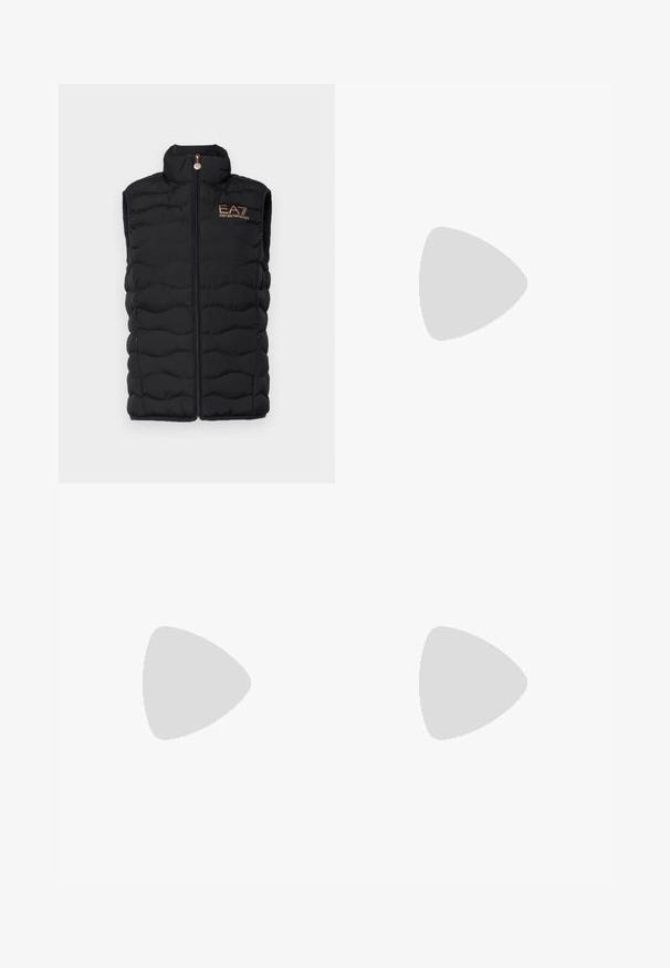 EA7 Emporio Armani JACKET - Brezrokavnik - black; Bela bombažna majica s kratkimi rokavi, okroglim izrezom, sproščenim krojem in šivanim robom. Oznaka vidna na notranji strani izreza.; Zadnje hlače v mornarično modri barvi s ravnim krojem, ki imajo gladko teksturo, dve sprednji žepki in čisto pasnico.; Paul Smith AMIRA - Klasične pete - black