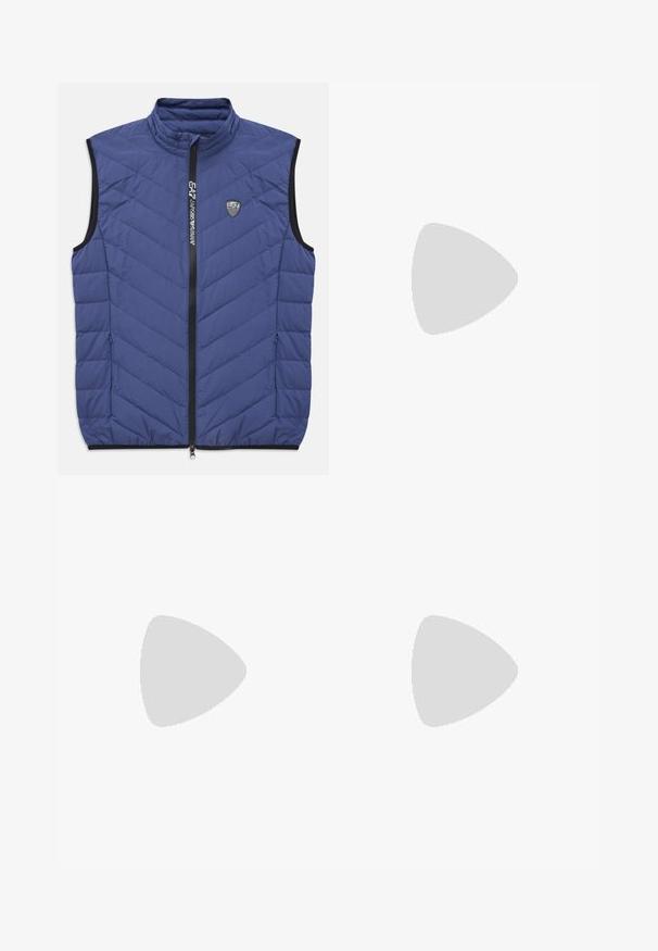 Colete azul acolchoado sem mangas, com gola alta, fecho de correr frontal, bolsos laterais e um pequeno logótipo EA7 Emporio Armani no peito.; Camiseta de algodão azul marinho com mangas curtas, gola redonda e um pequeno logótipo branco bordado no lado esquerdo do peito. Textura suave.; Calças de desporto pretas com uma combinação de tecidos lisos e texturizados, cintura elástica com cordão e punhos afunilados.; Sapata preta feita de malha e couro, apresentando uma sola branca grossa e detalhes contrastantes. Cadarços e detalhe do logótipo na lateral.
