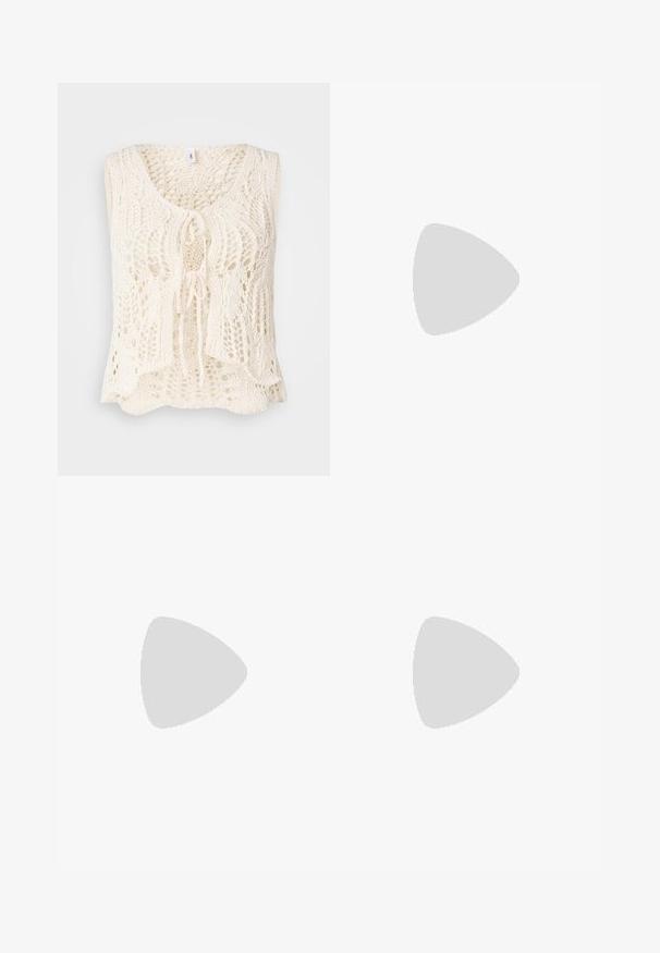 Gilet tricoté en crème avec un décolleté en V et une fermeture à nouer. Présente un motif ajouré complexe et un design ample et fluide. Texture douce.; T-shirt en coton blanc avec des manches courtes, un col rond, une coupe décontractée, et sans motifs ni graphiques visibles. Texture lisse et design simple.; Jean large bleu clair en denim, avec une taille haute, une fermeture à boutons et un ourlet effilé. Coutures visibles et poches.; Bottine en cuir noir avec un laçage à six œillets, des coutures jaunes, et une semelle plateforme transparente avec un bord cranté.