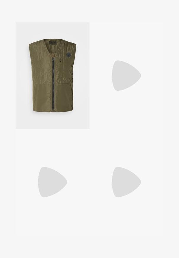 Olijfgroene gewatteerde vest met een rits aan de voorkant, een ronde hals en twee grote zakken. Heeft een klein embleem op de linkerkant van de borst.; Twee shirts met korte mouwen: één effen zwart, één wit met zwarte verticale strepen. Beide hebben knoopsluitingen en een klassieke kraag.; Lichtgrijze denimbroek met een recht model, vijfzakkenstijl en een knoopsluiting. Zichtbare stiksels langs de naden.; Zwarte leren instappers met een ronde neus, voorzien van een gestikt ontwerp, een lage platformzool en een gestructureerde, grof rubberen buitenzool.