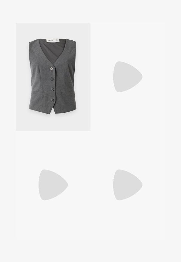 Hollister Co. LONGER LENGTH VEST - Colete - heather; T-shirt preta de manga curta, feita de algodão. Apresenta um decote redondo, um corte relaxado e uma bainha limpa, sem padrões ou ferragens visíveis.; Calças pregueadas pretas com uma cintura elástica. Apresentam pernas largas e um tecido liso, texturizado com riscas verticais.; Botas de tornozelo em couro negro com um acabamento liso, painéis laterais elásticos e um salto robusto. Apresentam uma alça na parte de trás para facilitar o calçar.