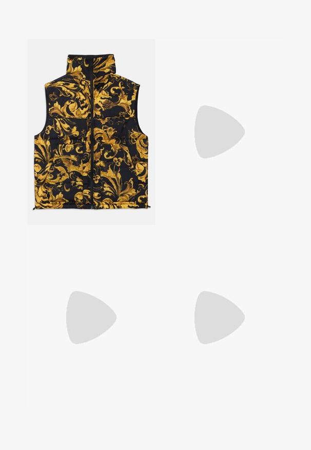 Juodas diržas su aukštu apykaklė, puoštas aukso baroko raštu, užsegamas užtrauktuku, su dviem priekinėmis kišenėmis. Minkšta, paminkštinta medžiaga.; Juoda trumpaankovė marškinė su mygtukais, dekoruoti geltonais ir auksiniais barokinių gėlių raštais bei priekinėmis kišenėmis, vidinėje apykaklėje pažymėti Versace Jeans Couture.; Juodos sportinės kelnės su elastingu juosmeniu ir rema, pasižyminčios aukso ir juodų gėlių rašo šoninėmis juostomis.; Juodos odinės sportinės bateliai su apvaliu pirštu, raištelių užsegimu, lygiu paviršiumi, storu guminio pado ir kontrastinga tan spalvos vidine puse.