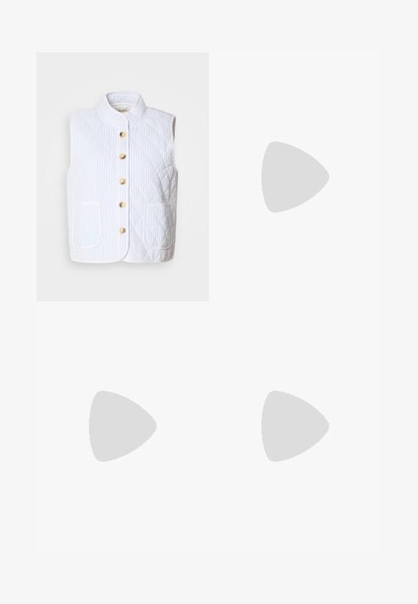 Colete acolchoado em branco com riscas azul claro. Apresenta um colarinho em pé, seis botões dourados e dois bolsos frontais. Textura suave.; T-shirt de mangas longas com forma ajustada, feito de algodão macio. Apresenta riscas horizontais rosa e brancas e um decote largo.; Calças largas pretas com uma textura suave, cintura alta e um design clean. Sem bolsos visíveis ou adornos.; Botas de tornozelo em couro preto com bico fino, salto quadrado robusto e design elegante. Apresenta painéis laterais elásticos para facilitar o calçar.; Brincos de argola dourados com um formato irregular e texturizado. Apresentam um fecho sem emenda e um acabamento polido, destacando um design moderno.