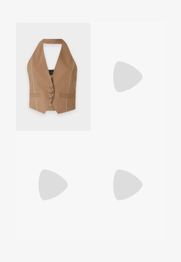 Ruskea halterneck-tyylinen liivi, jossa on syvä V-aukko, kolme koristepainiketta ja kaksi etutaskua, valmistettu tekstuuri-kankaasta.; Valkoinen lyhythihainen t-paita, joka on valmistettu kevyestä puuvillasta. Siinä on pyöreä pääntie ja käännetyt hihat. Kauluksessa on punainen logo-tunnus.; Vaaleansiniset leveälahkeiset farkut, jotka on valmistettu denimistä, ja joissa on korkea vyötärö, taskut ja hapsutetut helmukset. Kankaan voimakkaasti haalistuneessa pesussa on hienovarainen tekstuuri.; Mustat nahka loaferit, joissa on sileä pinta, tikattu yksityiskohta varpaiden ympärillä ja matala kumipohja. Yhdistetty leveiden mustien housujen kanssa.